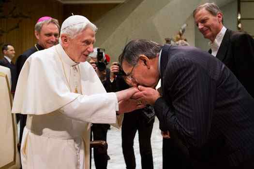 Pocas imágenes valen tanto y la del representante del ministerio de guerra americano Leon Panetta, exjefe de la CIA, besando la mano del actual líder espiritual de la Iglesia Católica…