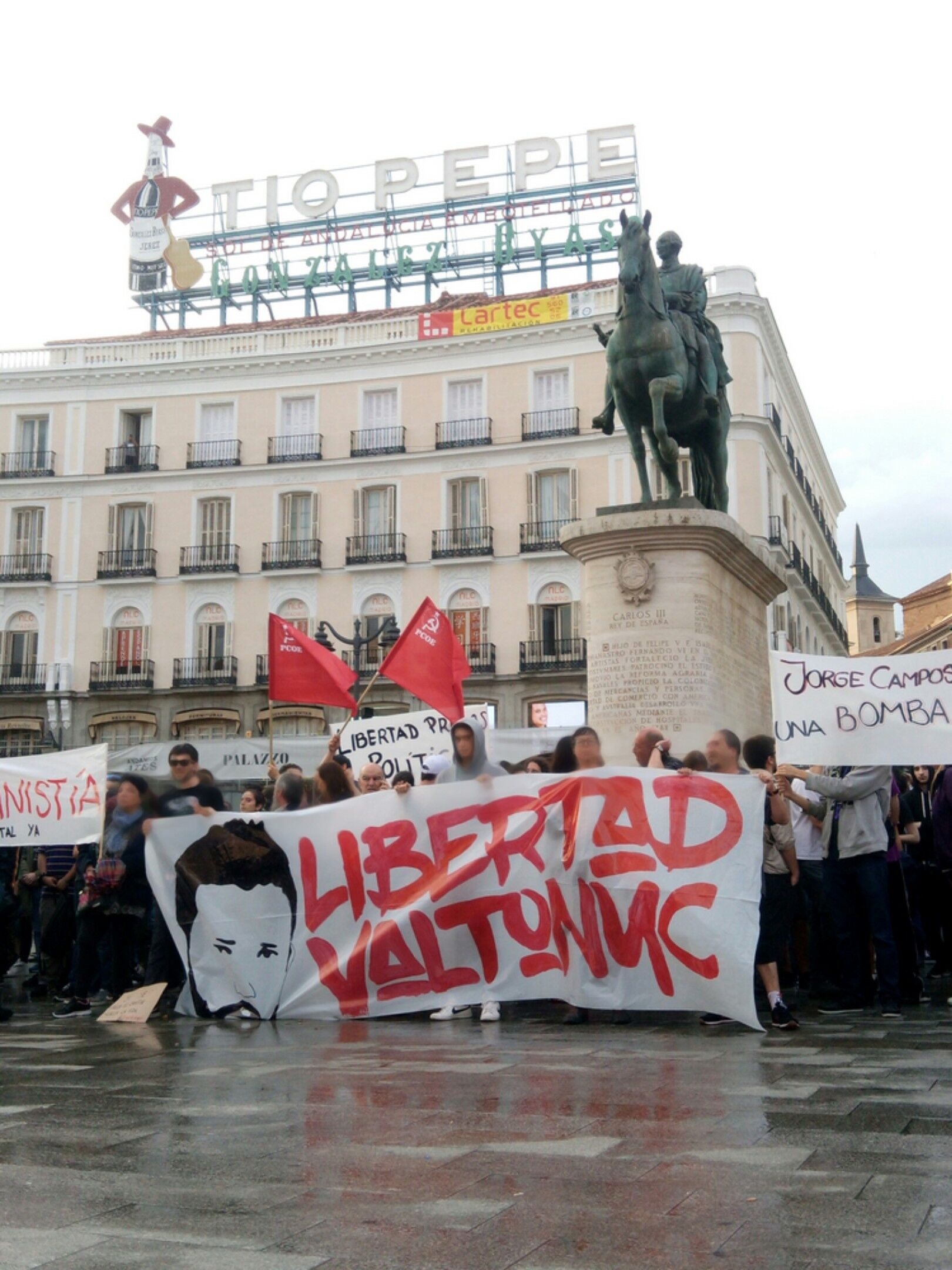 El Partido Comunista Obrero Español(PCOE) en Madrid asistió este miércoles a la manifestación contra la condena de 3 años y medio de cárcel para el rapero Josep Miquel Arenas‘Valtònyc’. La…