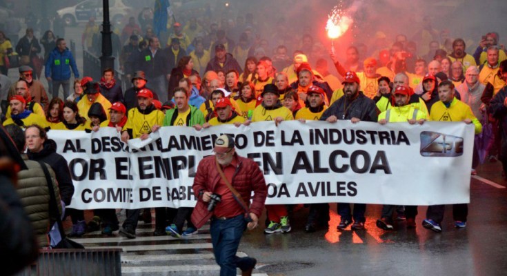 Los trabajadores de la empresa Alcoa de las plantas de Avilés y A Coruña se manifestaron el pasado martes ante el ministerio de industria.
La multinacional estadounidense Alcoa, productora de aluminio,…